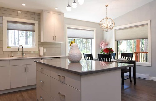 Comox Casa | The Eagles Nest - just a 5 minute walk to the beach!