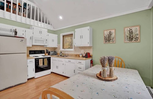 Lake Harmony Estates Cabaña | Hot Tub/King Bed/Firepit/Fireplace/Grill/Near Ski