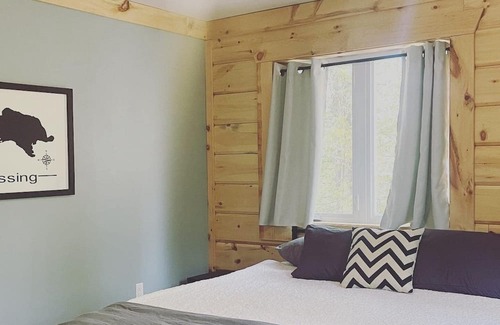 Nipissing Cabaña | LAKEFRONT LOG CABIN- 24’ dock, gradual sandy entry, kayaks & wifi