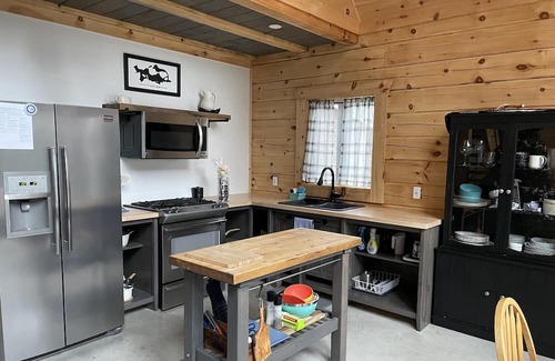 Nipissing Cabaña | LAKEFRONT LOG CABIN- 24’ dock, gradual sandy entry, kayaks & wifi
