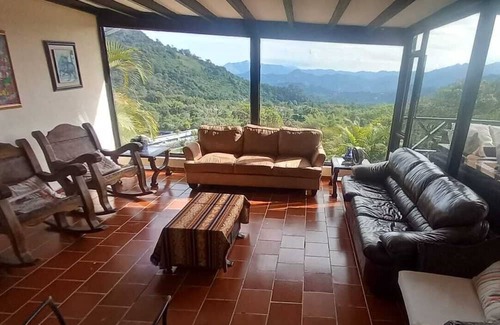 La Vega Casa | Finca de Descanso con Vista a las Montañas