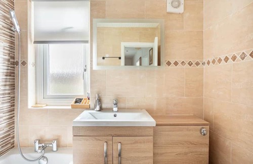 Hamilton Casa | Captivating 2-Bed House in Hamilton with jacuzzi