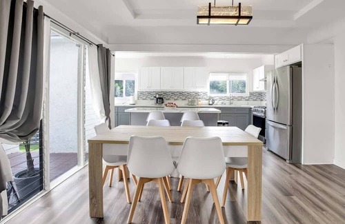 Mid City Cabaña | South Sycamore by Avantstay Centrally Located