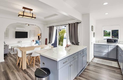 Mid City Cabaña | South Sycamore by Avantstay Centrally Located