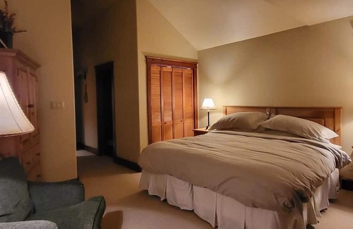 Whistler Cay Heights Casa | Wonderful family chalet in Whistler. 5 Bedroom / 5.5 Bath Sleeps 12.