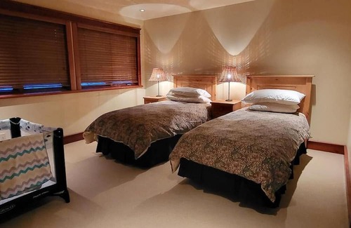 Whistler Cay Heights Casa | Wonderful family chalet in Whistler. 5 Bedroom / 5.5 Bath Sleeps 12.