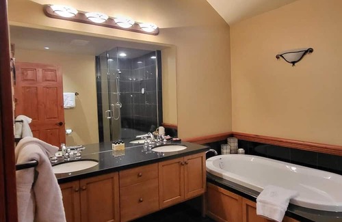 Whistler Cay Heights Casa | Wonderful family chalet in Whistler. 5 Bedroom / 5.5 Bath Sleeps 12.