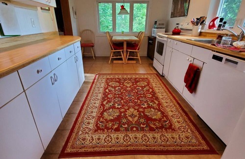 Alton Bay Cabina | Cheerful 4-bedroom cottage overlooking lake