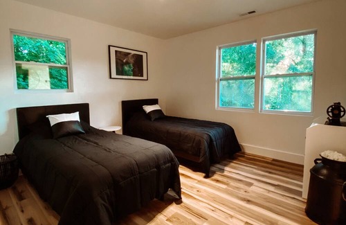 Matthews Cabina | Black and White Cabin on Tranquil Three Acres