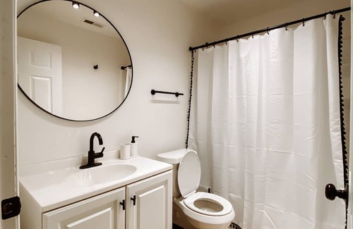 Matthews Cabina | Black and White Cabin on Tranquil Three Acres