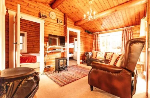 Ffestiniog Cabina | Cozy Mountain 2 Bed Log Cabin - Near Zip World