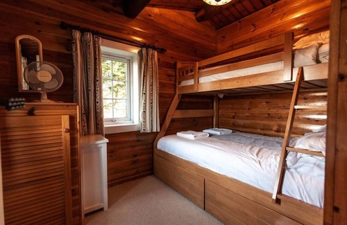 Ffestiniog Cabina | Charming 2 Bed Log Cabin in Snowdonia Mountains