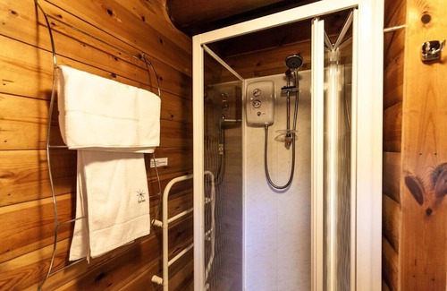 Ffestiniog Cabina | Charming 2 Bed Log Cabin in Snowdonia Mountains