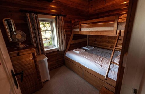 Ffestiniog Cabina | Charming 2 Bed Log Cabin in Snowdonia Mountains