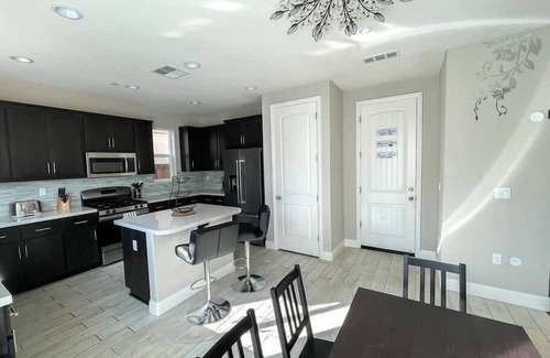 Pittsburg Casa | New & Big is better! Just listed