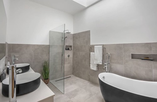 New Town Casa | Roses on Pirie - Comfortable & Central
