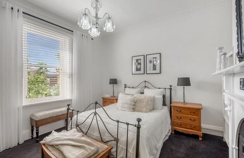 New Town Casa | Roses on Pirie - Comfortable & Central