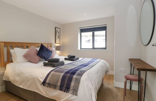 Newent Cabaña | MEDLANDS, pet friendly, with a garden in Newent