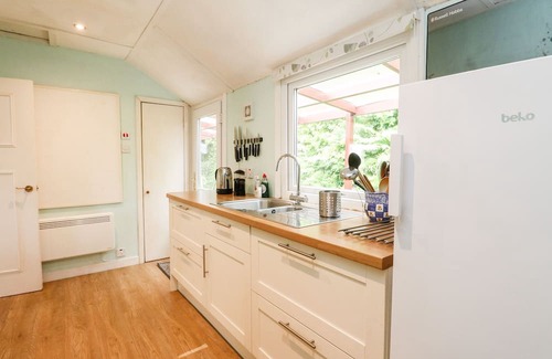 Loch Tay Cabaña | WATERFALL COTTAGE, pet friendly, with open fire in Aberfeldy