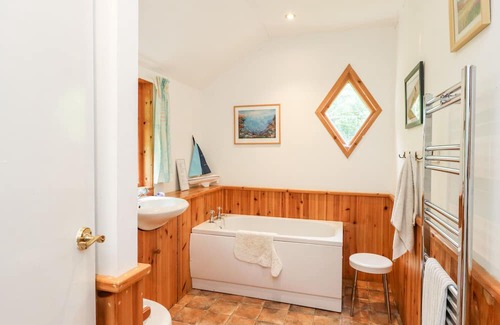 Loch Tay Cabaña | WATERFALL COTTAGE, pet friendly, with open fire in Aberfeldy