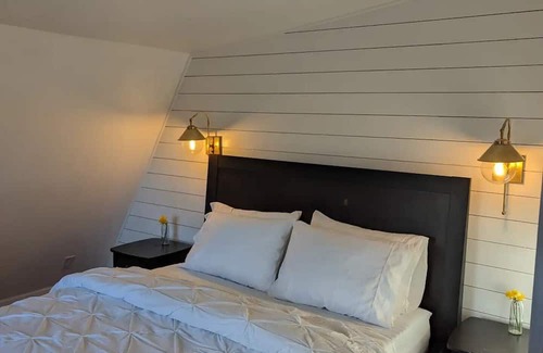 Bellevue Casa | The Charlotte- Modern Cabin Close to Downtown