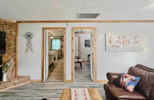 Livingston Otro | Peaceful Ranch for Starviewing, Fire Pit, Spa, Feed the cow's treats.