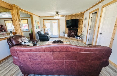 Livingston Otro | Peaceful Ranch for Starviewing, Fire Pit, Spa, Feed the cow's treats.
