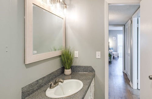 Manchester Apartamento | Pet-Friendly Manchester Apartment w/ Pool Access!
