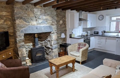 Capel-Curig Cabaña | Stunning hot tub cottage with Snowdon views!