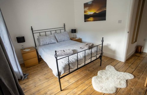 Snowdonia National Park Cabaña | Fabulous hot tub cottage with Snowdon views!