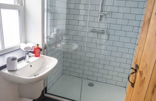 Snowdonia National Park Cabaña | Fabulous hot tub cottage with Snowdon views!