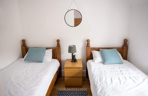 Snowdonia National Park Cabaña | Fabulous hot tub cottage with Snowdon views!