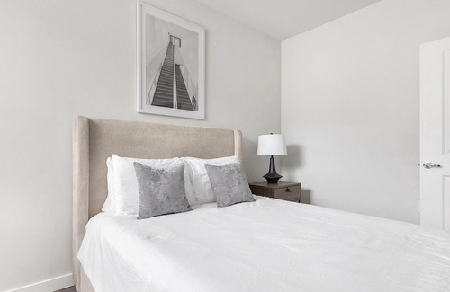 Spring Branch East Apartamento | Modern Apartment in Prime Location (ID1403X425)