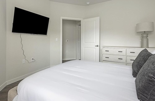 Spring Branch East Apartamento | Modern Apartment in Prime Location (ID1403X432)