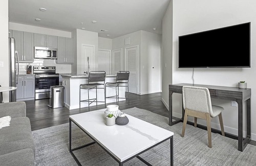 Spring Branch East Apartamento | Modern Apartment in Prime Location (ID1403X432)