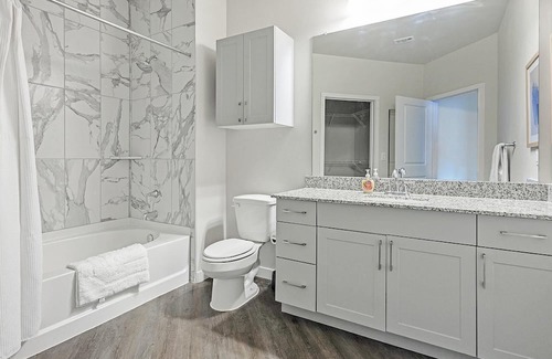 Spring Branch East Apartamento | Modern Apartment in Prime Location (ID1403X432)
