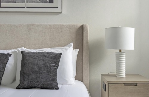 Spring Branch East Apartamento | Modern Apartment in Prime Location (ID1403X432)