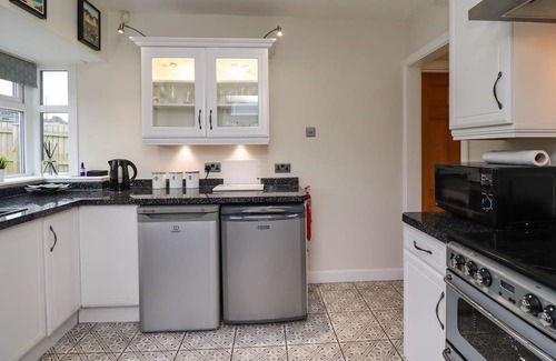 South Shields Cabaña | BASE CAMP, pet friendly, with a garden in South Shields
