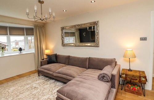 South Shields Cabaña | BASE CAMP, pet friendly, with a garden in South Shields