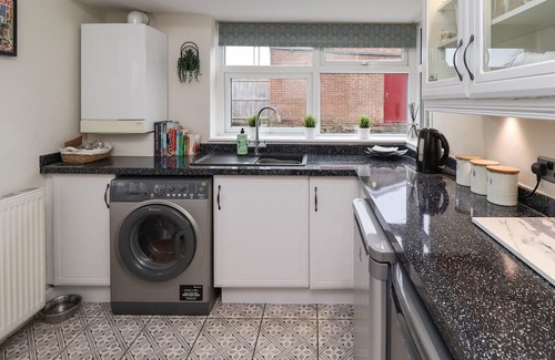 South Shields Cabaña | BASE CAMP, pet friendly, with a garden in South Shields