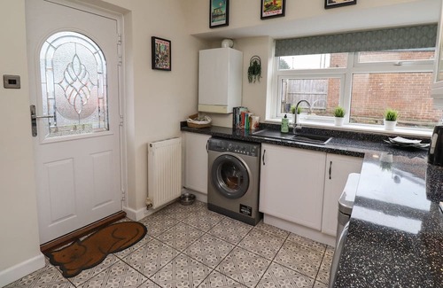 South Shields Cabaña | BASE CAMP, pet friendly, with a garden in South Shields