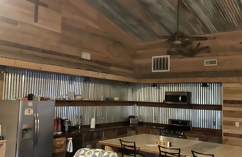 Cason Otro | 3500 sq ft barndominium, sleeps 9 guests. 3 bedrooms and 3 bath with gym.