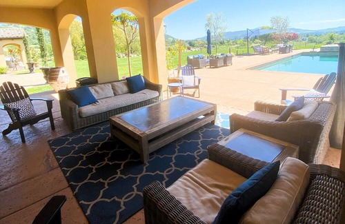 Riebli-Wallace Neighborhood Group Casa | Secluded Luxury Estate in the Wine County