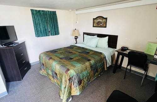 Onalaska Casa | Overlooking Lake Onalaska -- Queen bed + bathroom in nostalgic motel