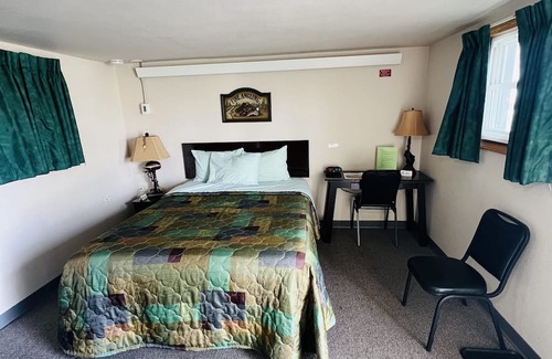 Onalaska Casa | Overlooking Lake Onalaska -- Queen bed + bathroom in nostalgic motel