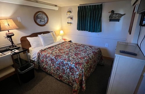Onalaska Casa | Overlooking Lake Onalaska -- full-size bed + bath in nostalgic motel