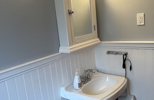 Elora Casa | Heart of downtown w/ private backyard. Walk to Elora Mill!
