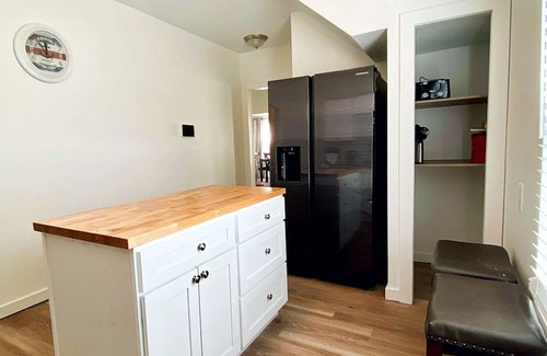 Old Brooklyn Apartamento | Beautifully Remodeled 1/2 Duplex Home in Old Brooklyn