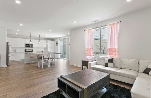 Rialto Casa | The Castle on Pinewood Ave #41514
