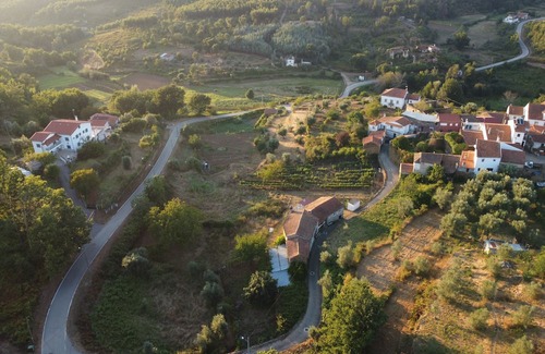Moitas Otro | Farmhouse 'Yellow House - Casa Amarela' with Mountain View, Shared Pool and Wi-Fi